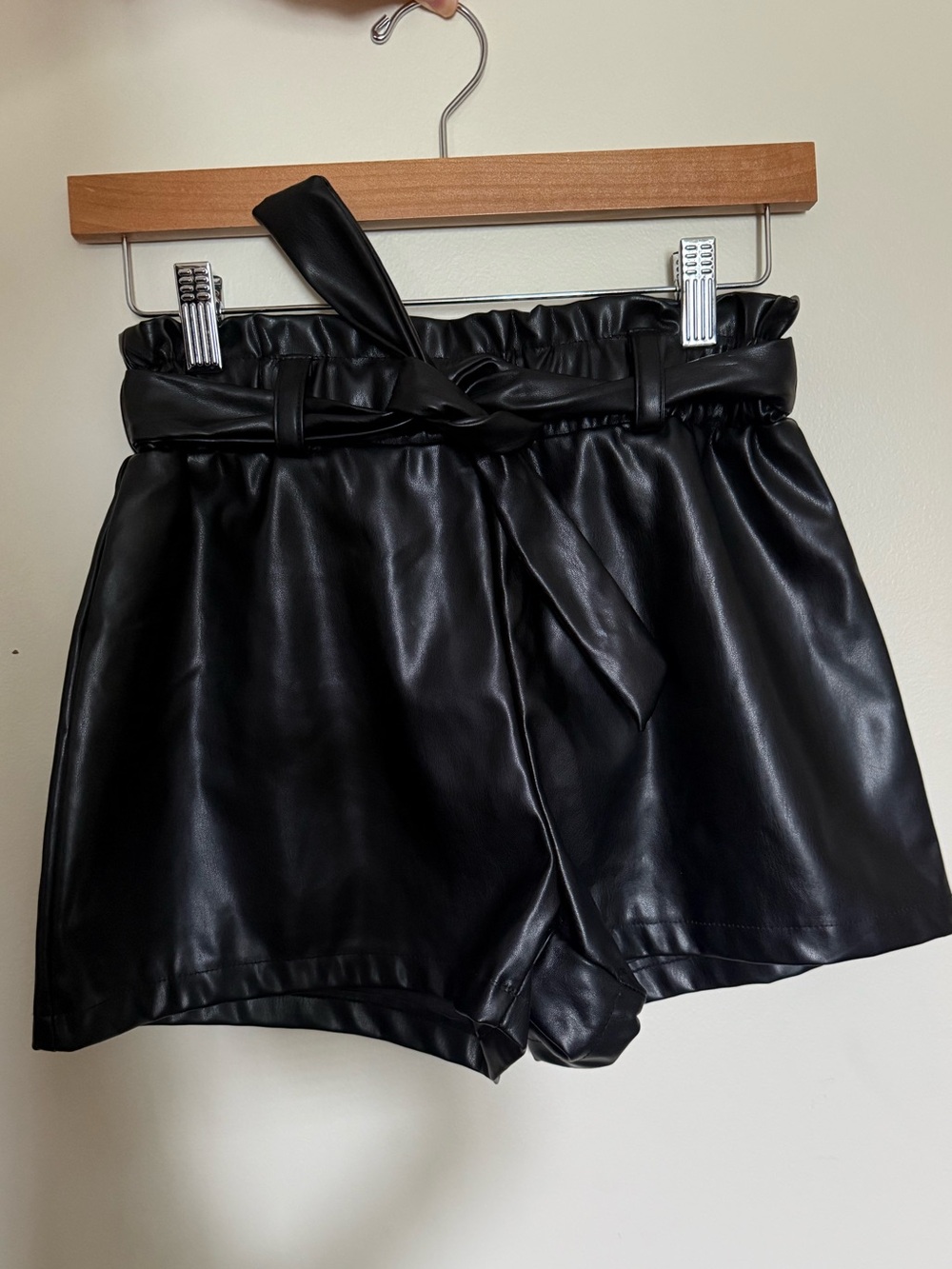 Belted Faux leather shorts - Picture 4 of 4